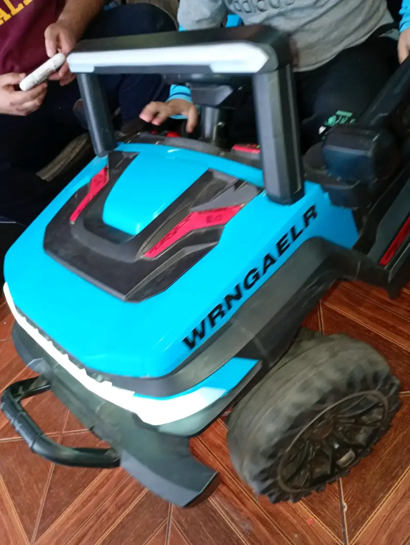 Auto eléctrico infantil azul con luces LED - 3