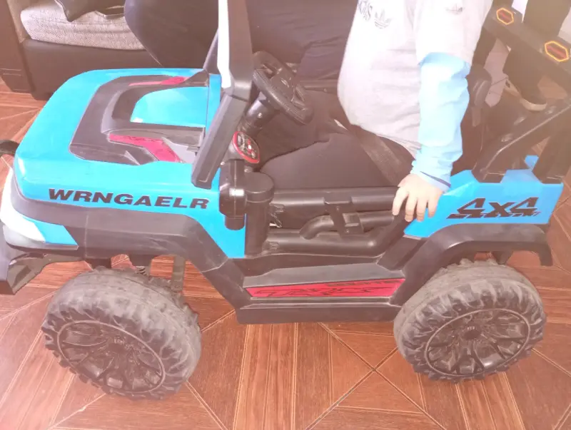 Auto eléctrico infantil azul con luces LED - 4