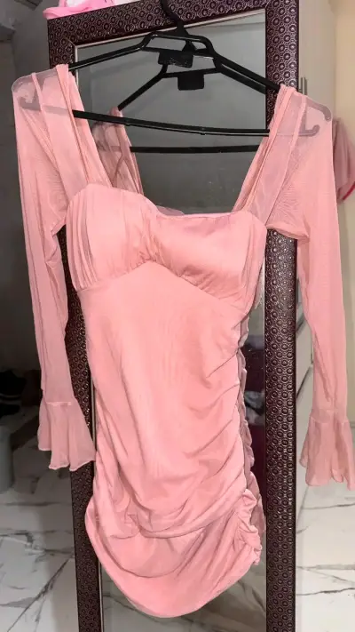 Vestido corto rosa con mangas largas - miniatura 1