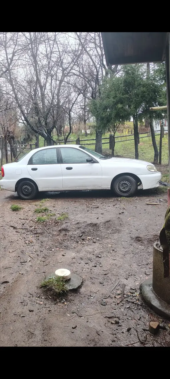 Auto sedán blanco en buen estado