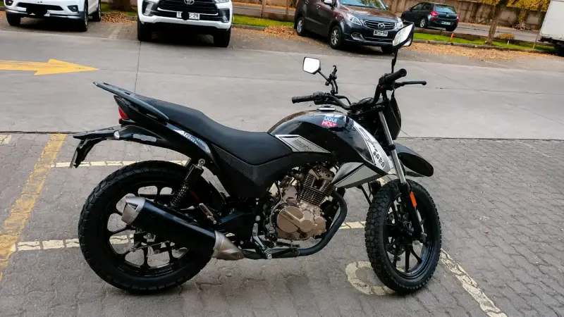 Motocicleta deportiva negra en buen estado - 1