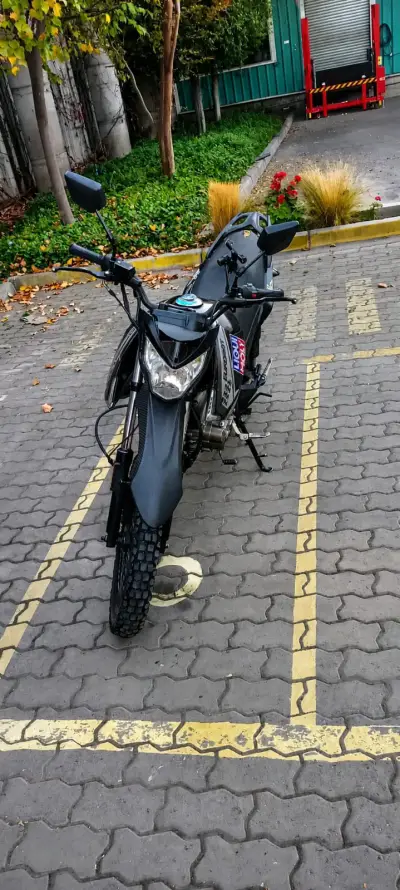 Motocicleta deportiva negra en buen estado - miniatura 2