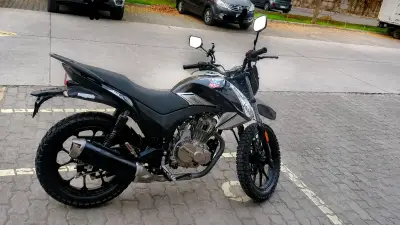 Motocicleta deportiva negra en buen estado - miniatura 3