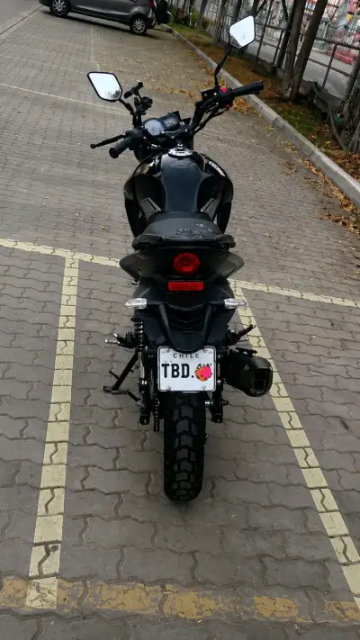 Motocicleta deportiva negra en buen estado - miniatura 4