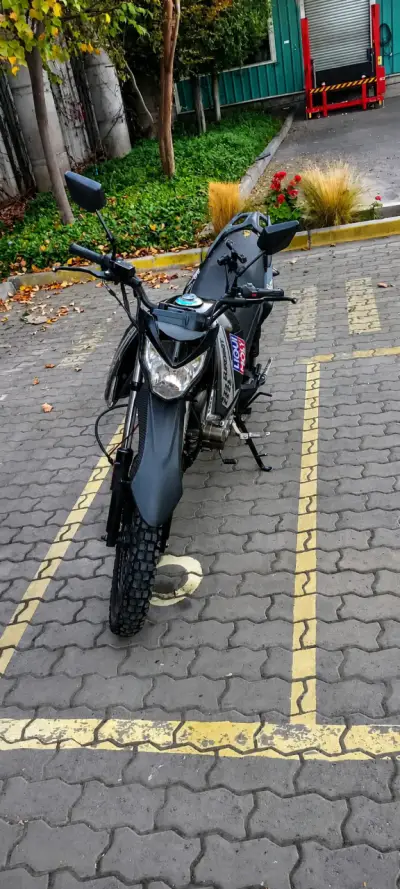 Motocicleta deportiva negra en buen estado - miniatura 5