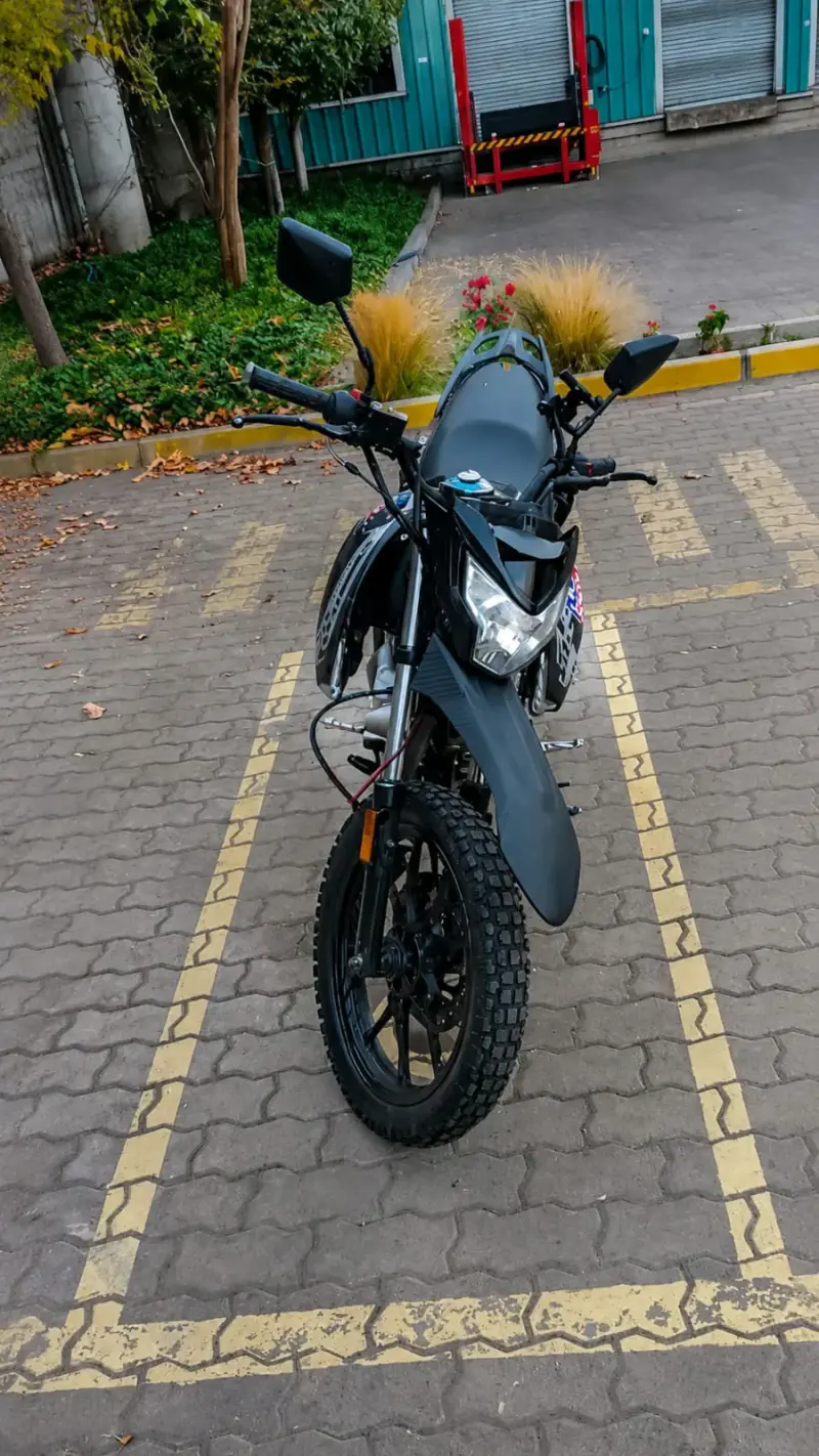 Motocicleta deportiva negra en buen estado - 6