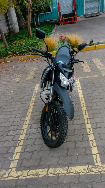 Motocicleta deportiva negra en buen estado - miniatura 6