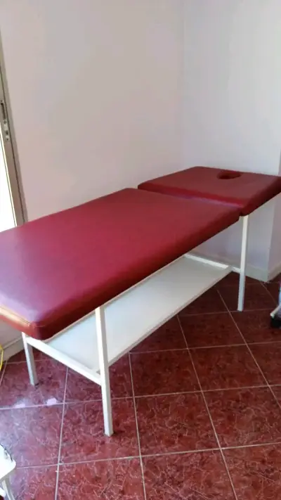 Camilla de masaje plegable roja y triángulo - miniatura 1