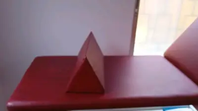 Camilla de masaje plegable roja y triángulo - miniatura 3