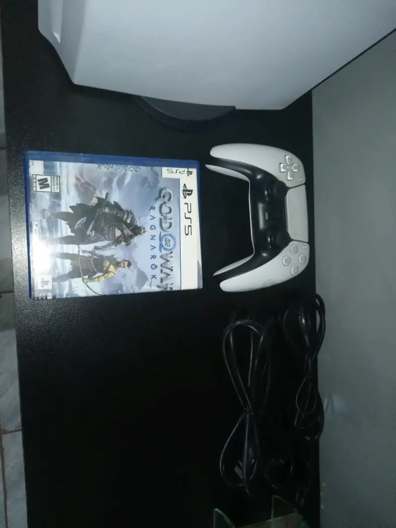 Consola PS5 con control y juego God of War - 1
