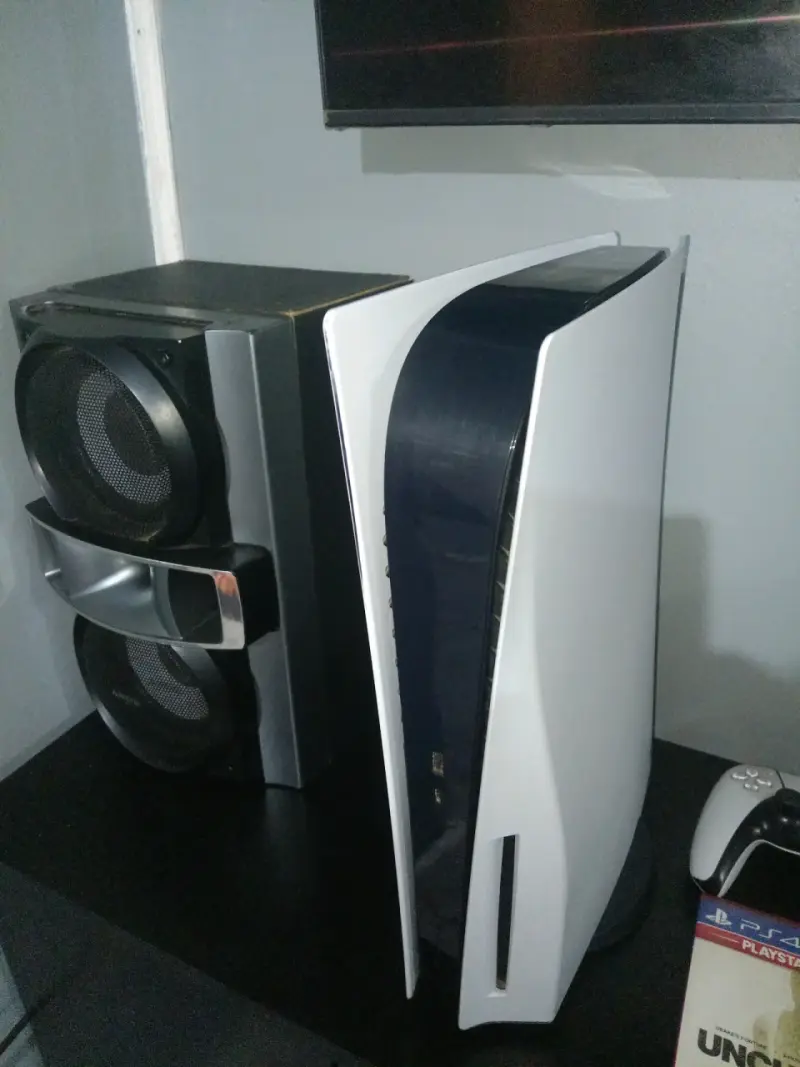 Consola PS5 con control y juego God of War - 2