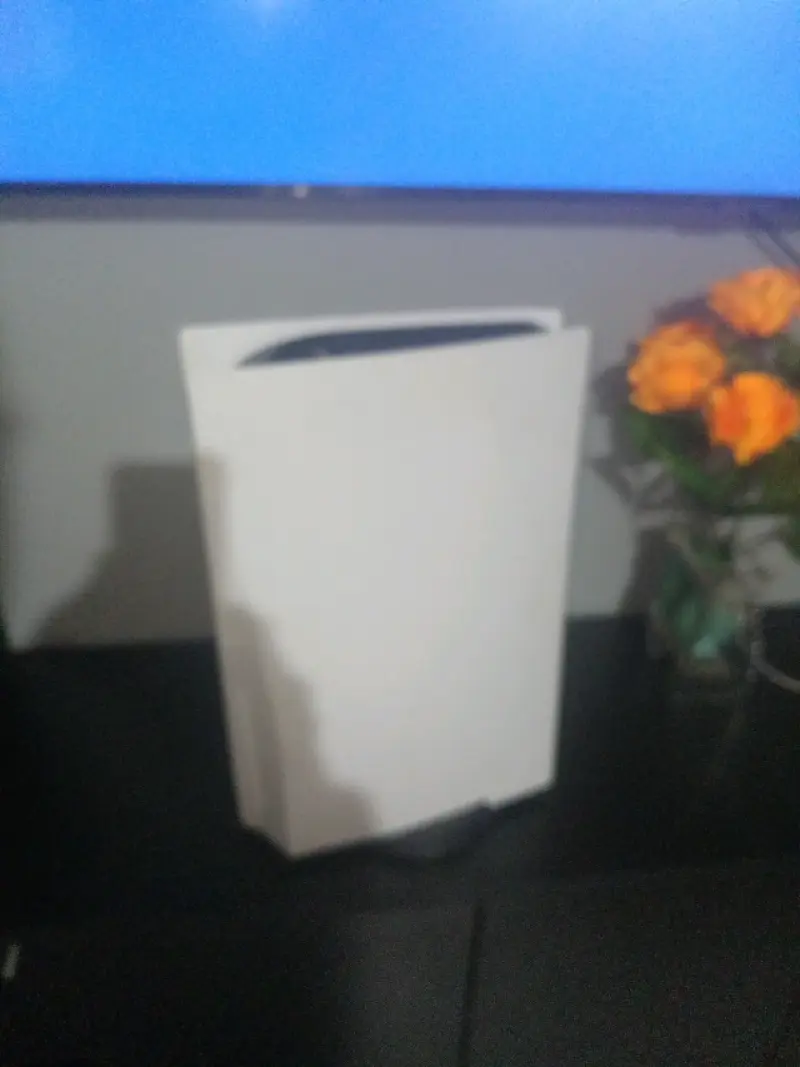 Consola PS5 con control y juego God of War - 4