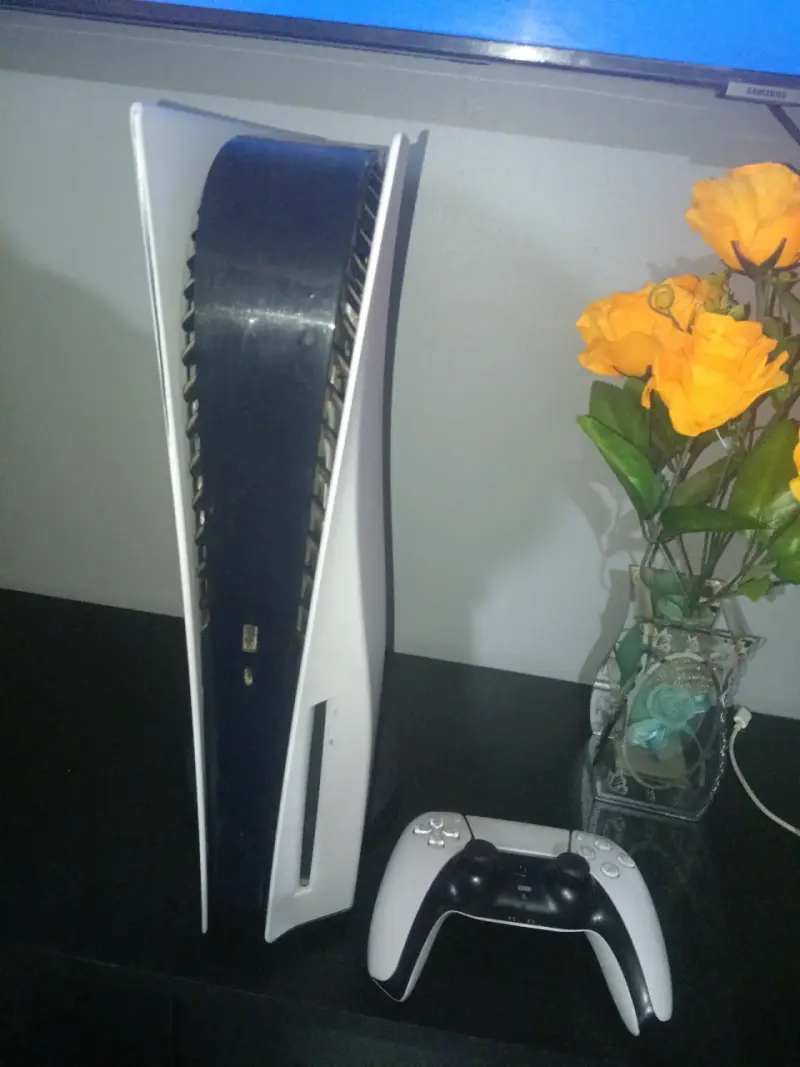 Consola PS5 con control y juego God of War - 5