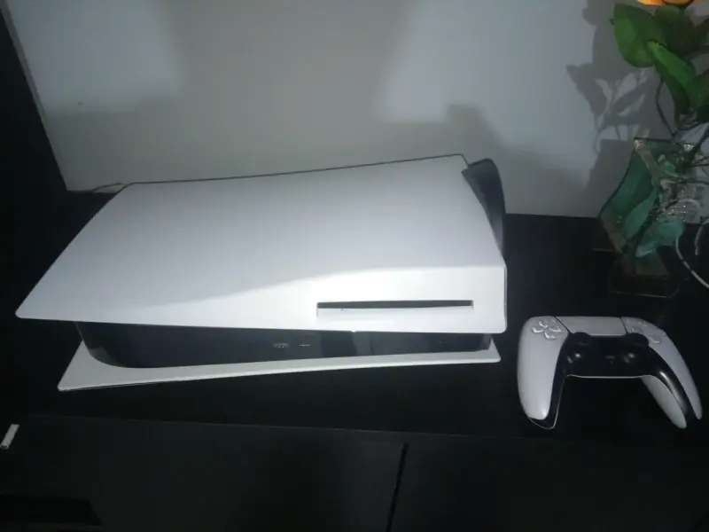 Consola PS5 con control y juego God of War - 6