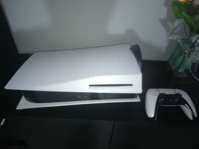 Consola PS5 con control y juego God of War - miniatura 6
