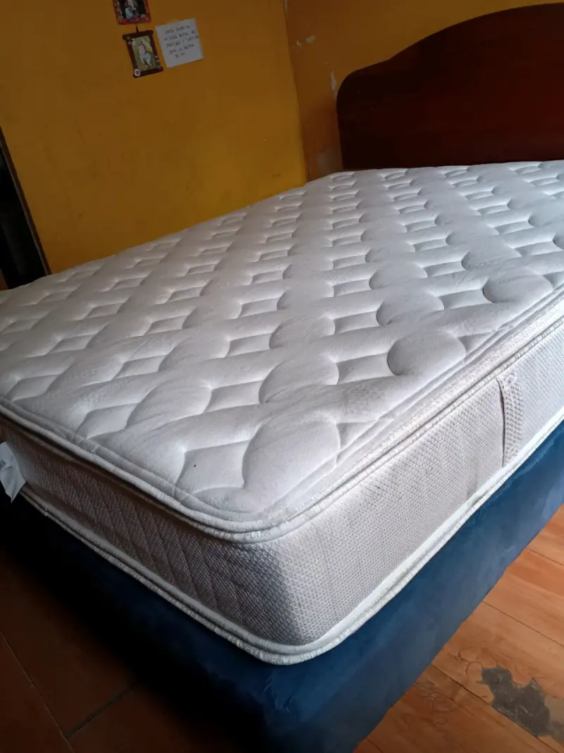 Cama y colchón 2 plazas con respaldo y veladores - 1