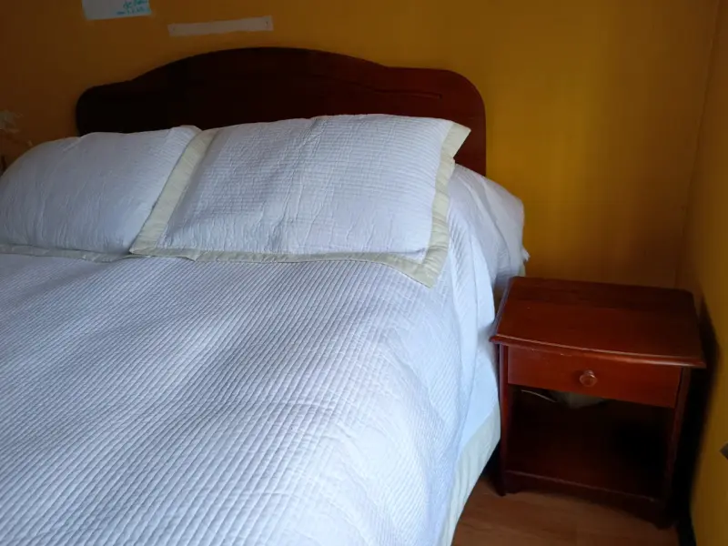 Cama y colchón 2 plazas con respaldo y veladores - 2