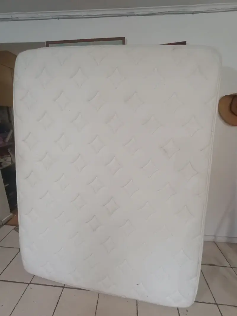 Cama y colchón 2 plazas con respaldo y veladores - 3