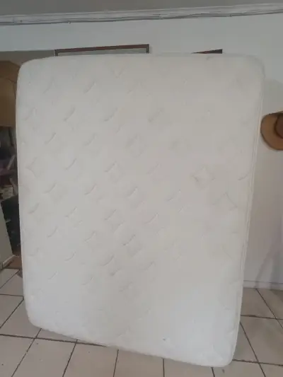 Cama y colchón 2 plazas con respaldo y veladores - miniatura 3