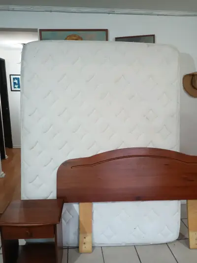 Cama y colchón 2 plazas con respaldo y veladores - miniatura 4