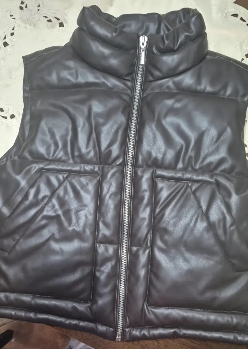 Chaqueta eco cuero acolchado cafe moro sin mangas - 1