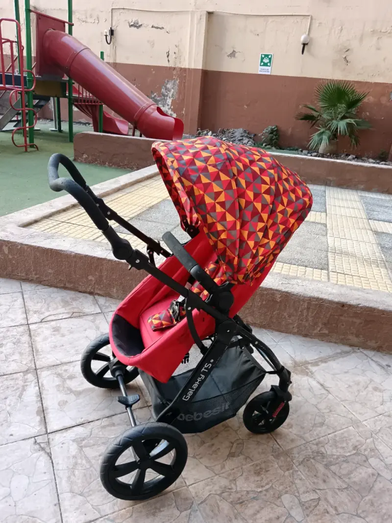Coche de bebé rojo con diseño geométrico - 1