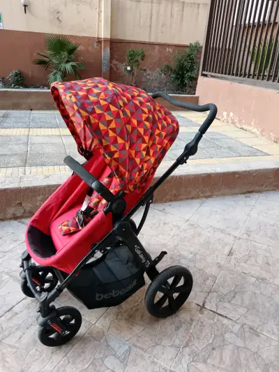 Coche de bebé rojo con diseño geométrico - miniatura 2