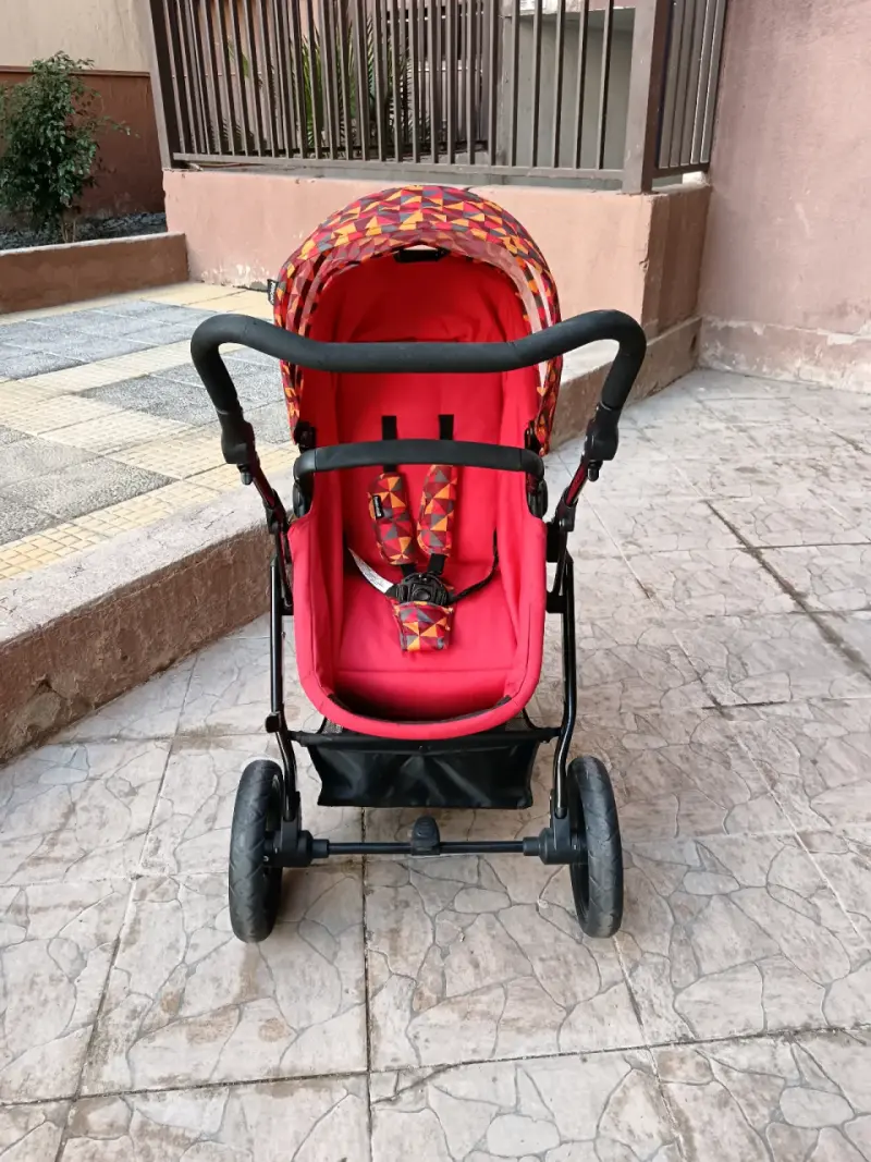 Coche de bebé rojo con diseño geométrico - 3