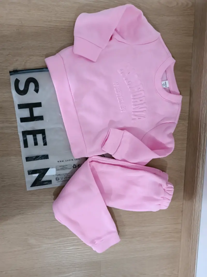 Conjunto infantil SHEIN rosa con diseño