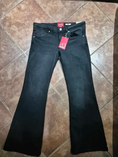 Jeans negros flare con etiqueta - miniatura 1