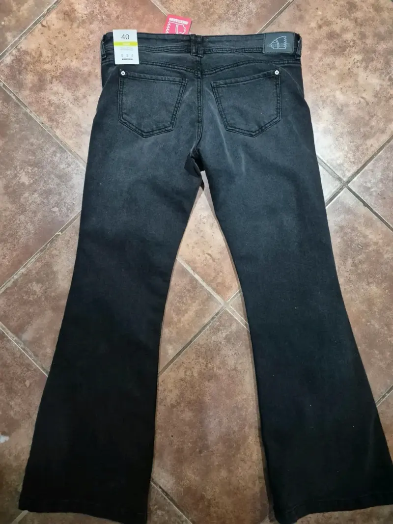 Jeans negros flare con etiqueta - 2