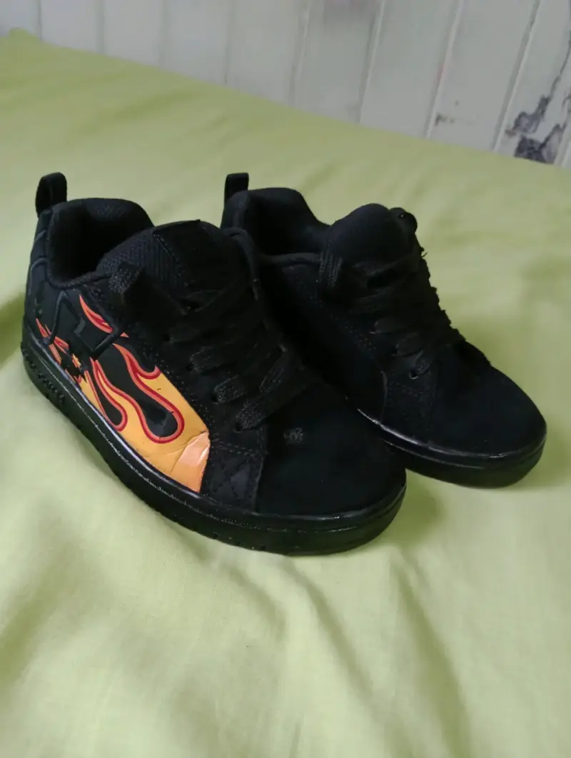 Zapatillas DC negras con diseño de llamas talla 31 - 1