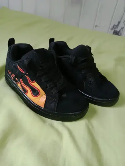 Zapatillas DC negras con diseño de llamas talla 31 - miniatura 1