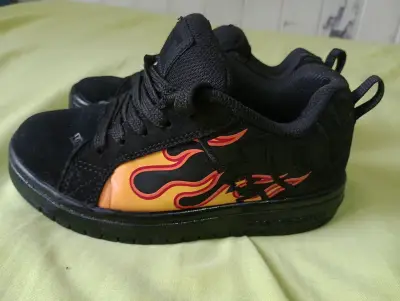 Zapatillas DC negras con diseño de llamas talla 31 - miniatura 2