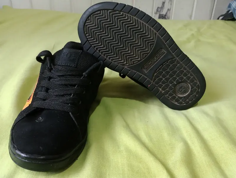 Zapatillas DC negras con diseño de llamas talla 31 - 5
