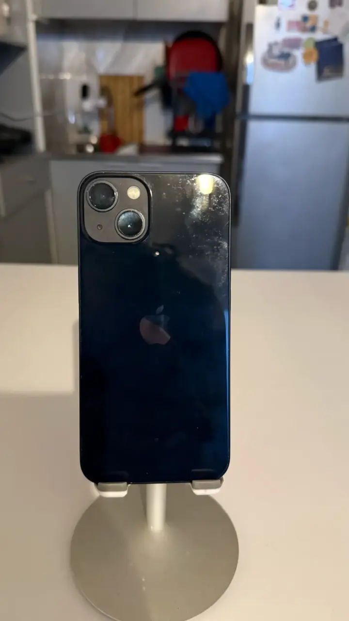 iPhone 13 en buen estado color negro - 1