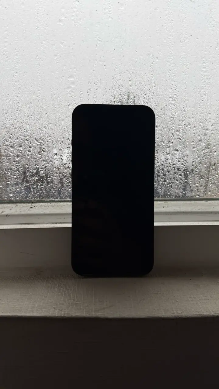 iPhone 13 en buen estado color negro - 2