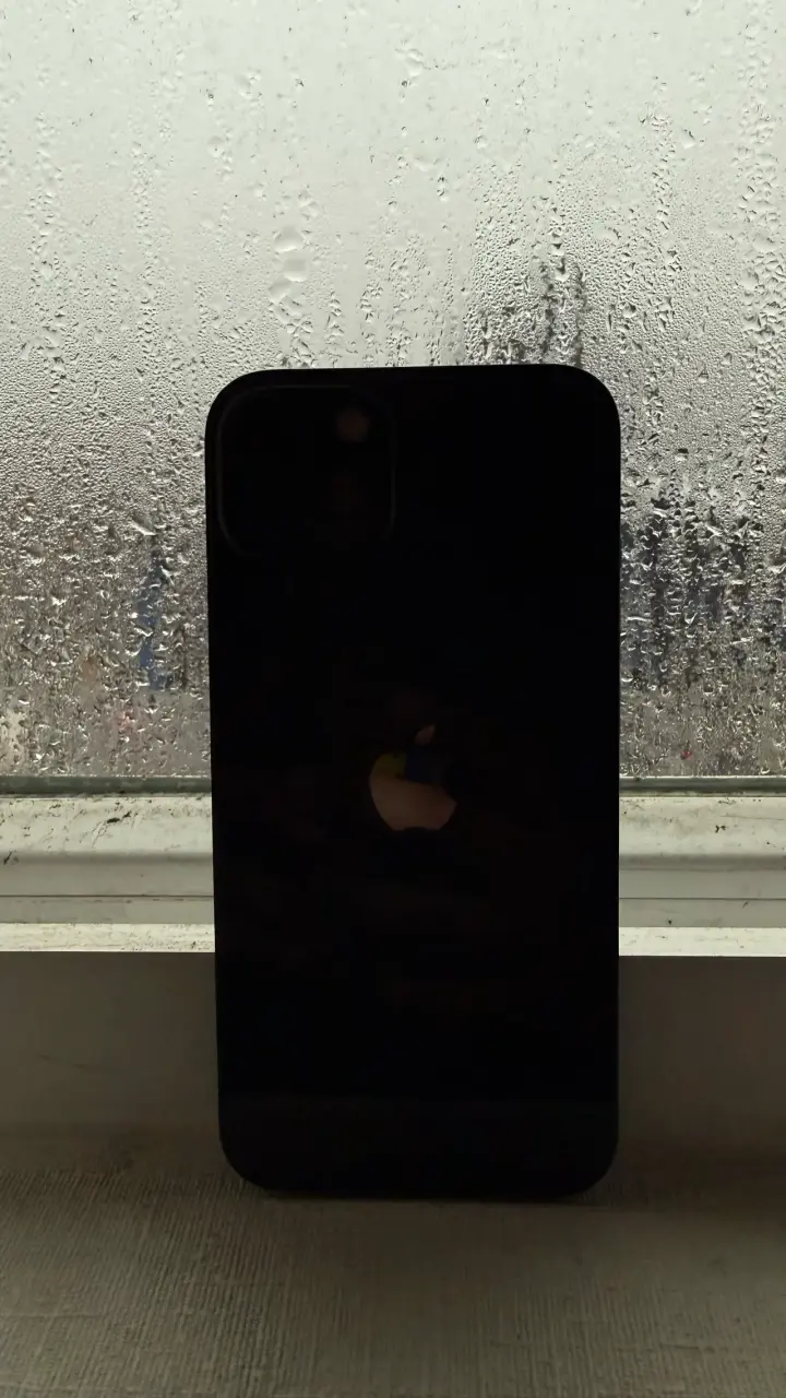 iPhone 13 en buen estado color negro - 4