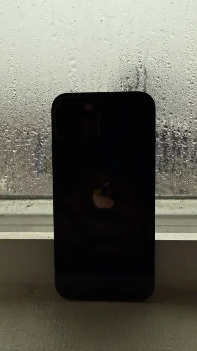 iPhone 13 en buen estado color negro - miniatura 4