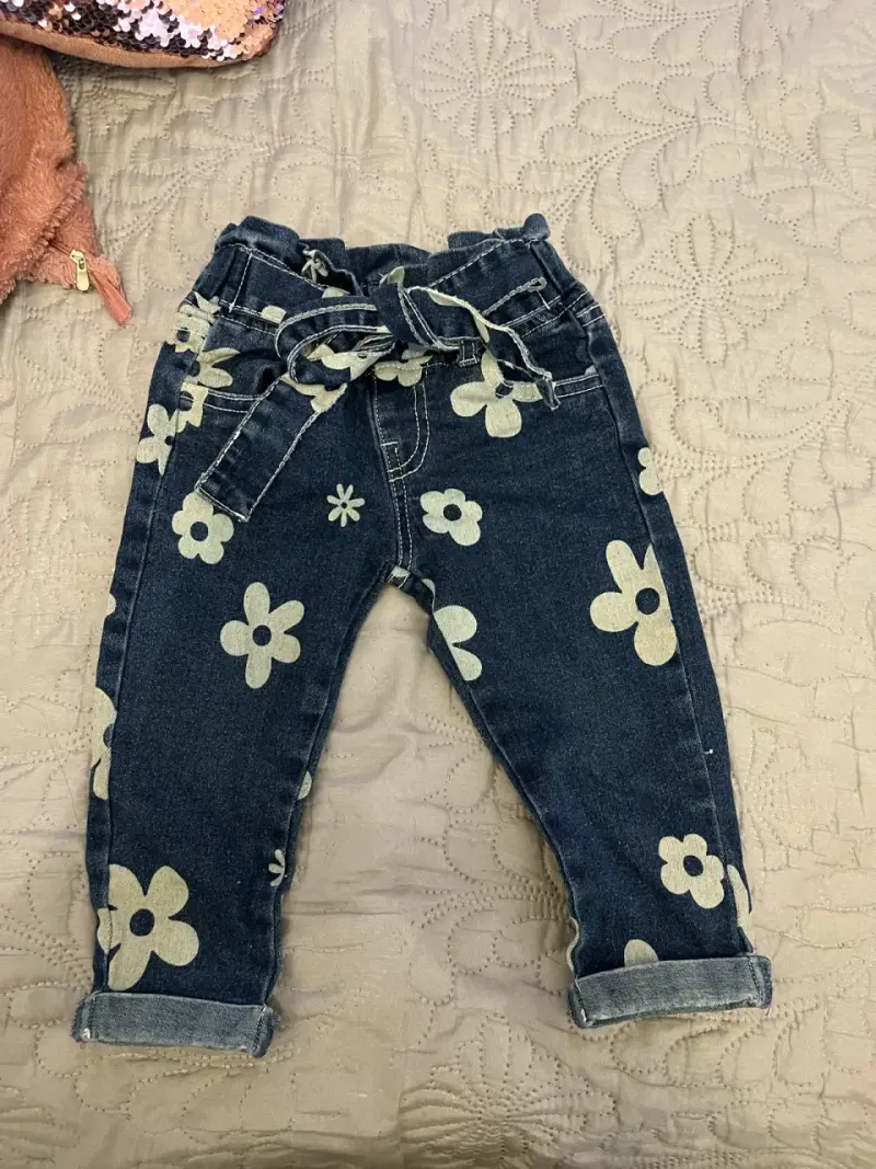 Pantalones de mezclilla con flores para niña - 1