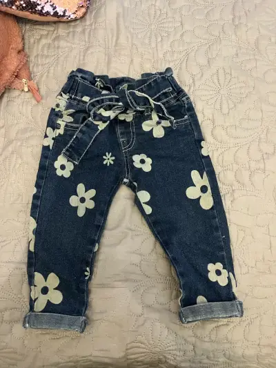 Pantalones de mezclilla con flores para niña - miniatura 1