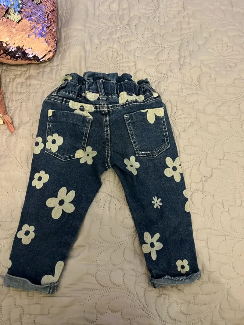 Pantalones de mezclilla con flores para niña - 4