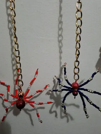 Colgantes de araña con cuentas de colores - miniatura 1