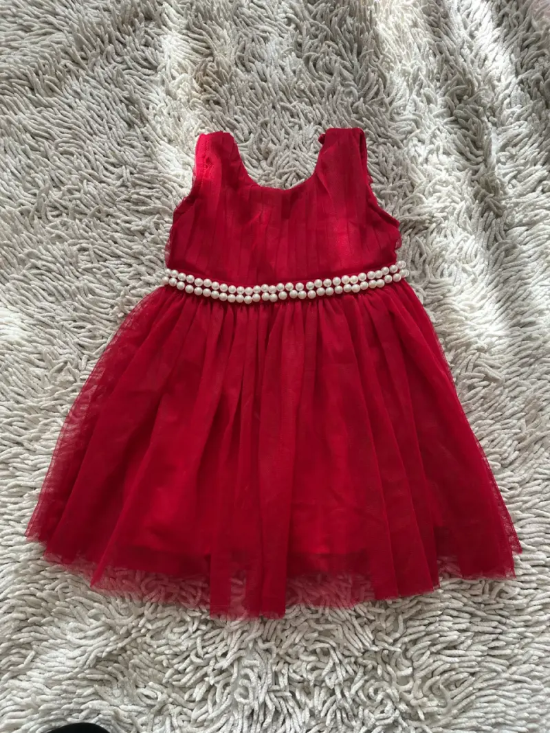 Vestido rojo de niña con perlas decorativas - 1