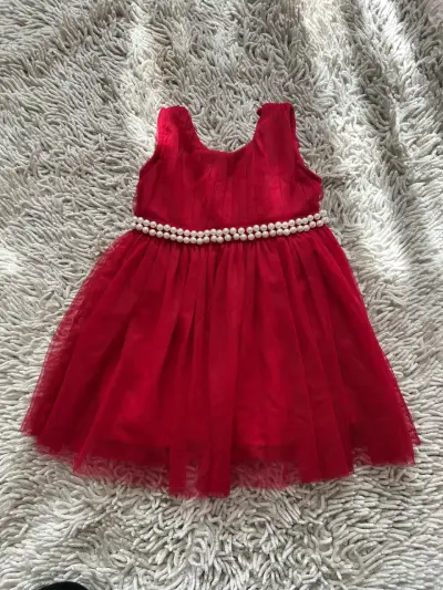 Vestido rojo de niña con perlas decorativas - miniatura 1