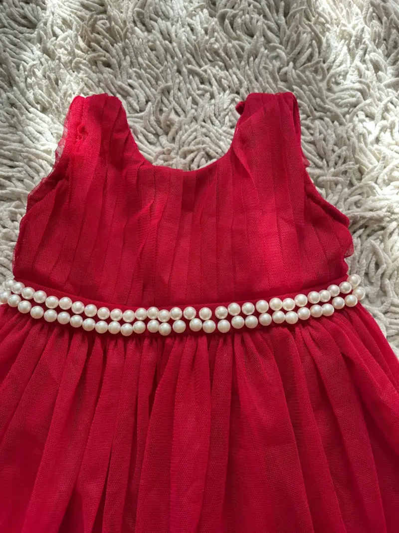 Vestido rojo de niña con perlas decorativas - 2