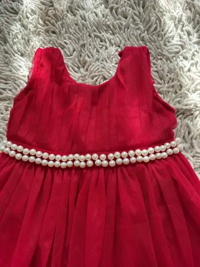 Vestido rojo de niña con perlas decorativas - miniatura 2