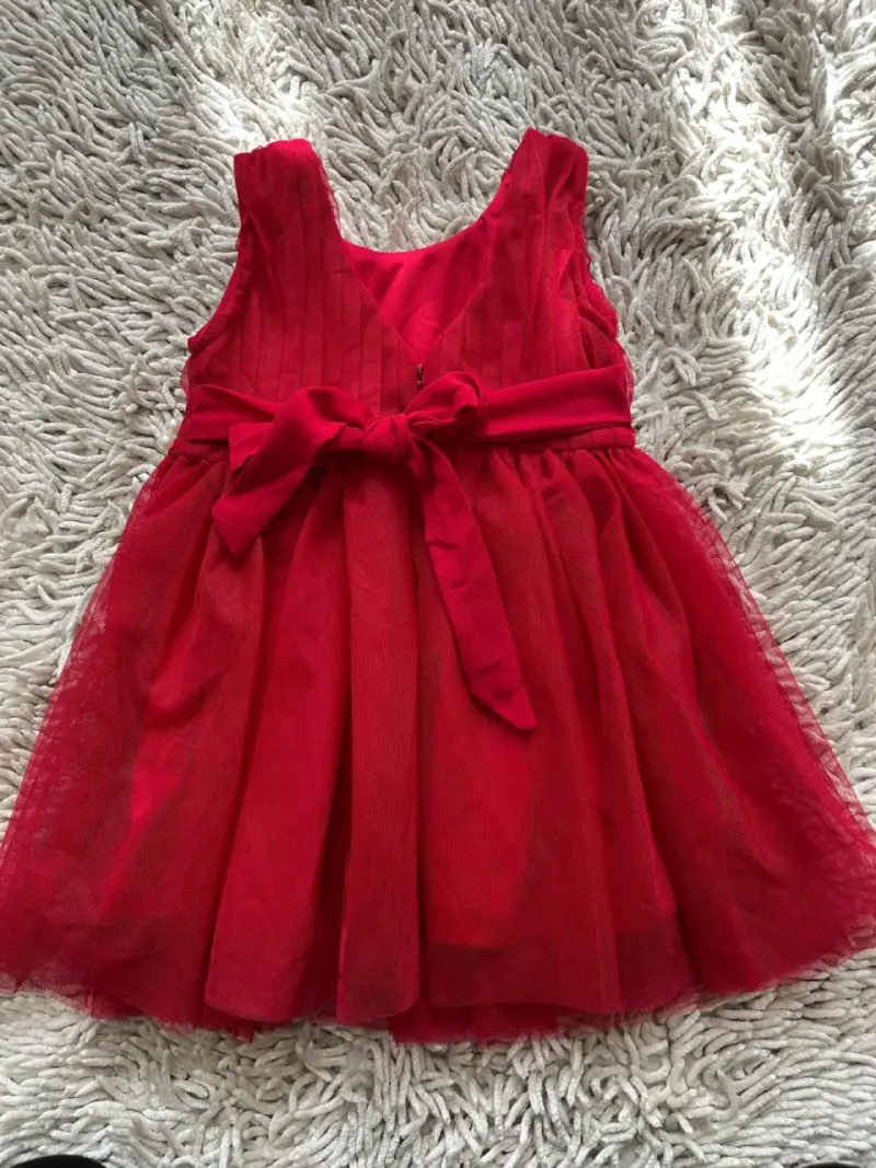 Vestido rojo de niña con perlas decorativas - 3