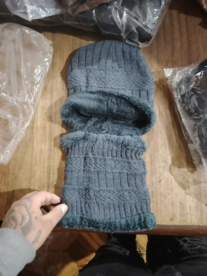 Gorro + cuello de lana azul oscuro