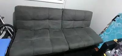 Sofá cama gris en buen estado - miniatura 2